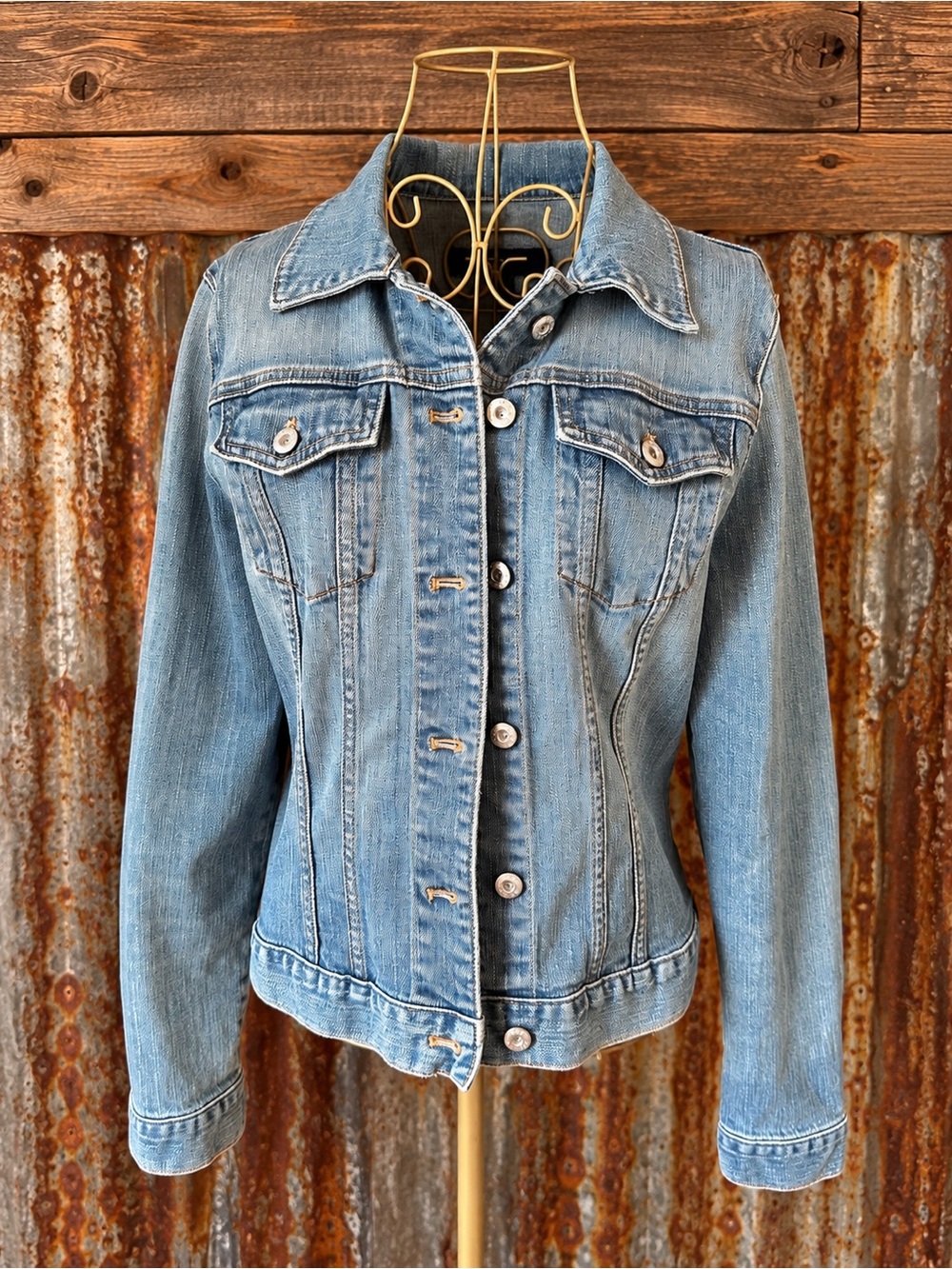 Women’s Light Wash Fitted Denim Jean Jacket Classic Western Trucker Medium